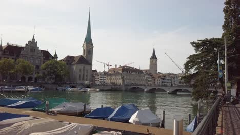 Zürcher-Innenstadt-Skyline-Mit-Fraumünster-Und-Großmünster-Kirchen-Am-Zürichsee-Bei-Nacht,-Schweiz