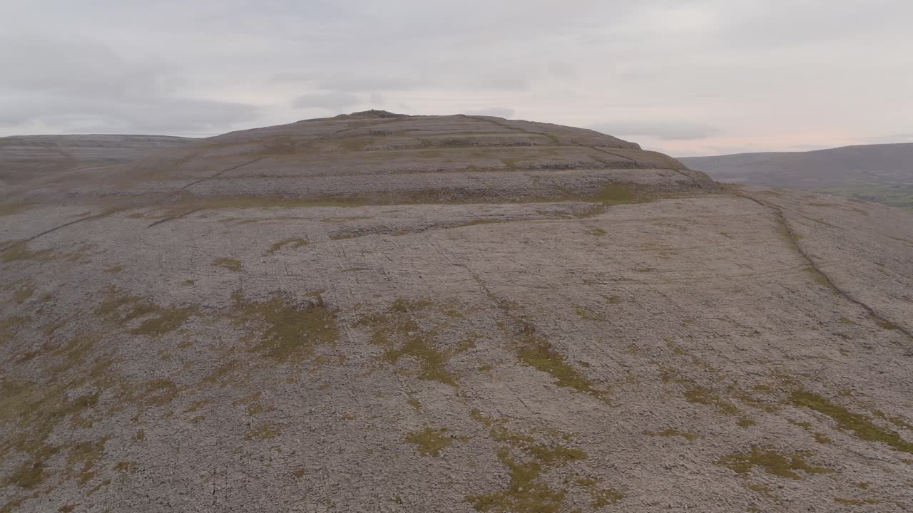 vista panorámica sobre la montaña de piedra caliza en el parque nacional de burren
