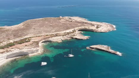 video aéreo de drones del este de malta, área de marsaxlokk, bahía de il-hofra l-kbira