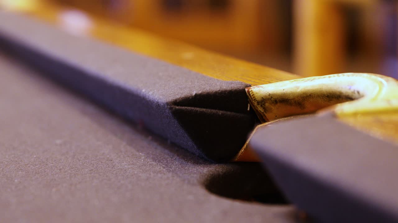 10공이 다른 공과 부딪혀 당구대 주머니에 들어가지 않음