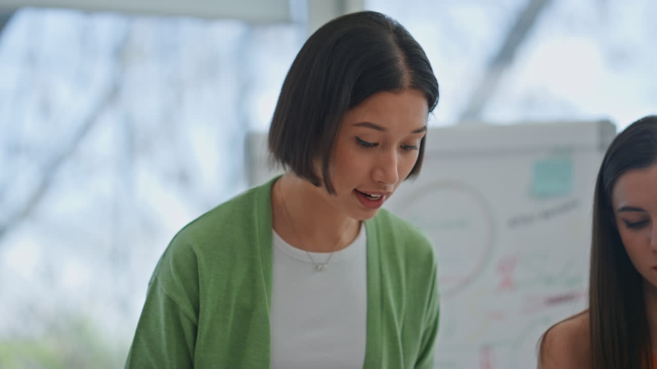 초점을 맞추는 소녀들 사무실 동료 클로즈업 다양한 여성 그림 전략