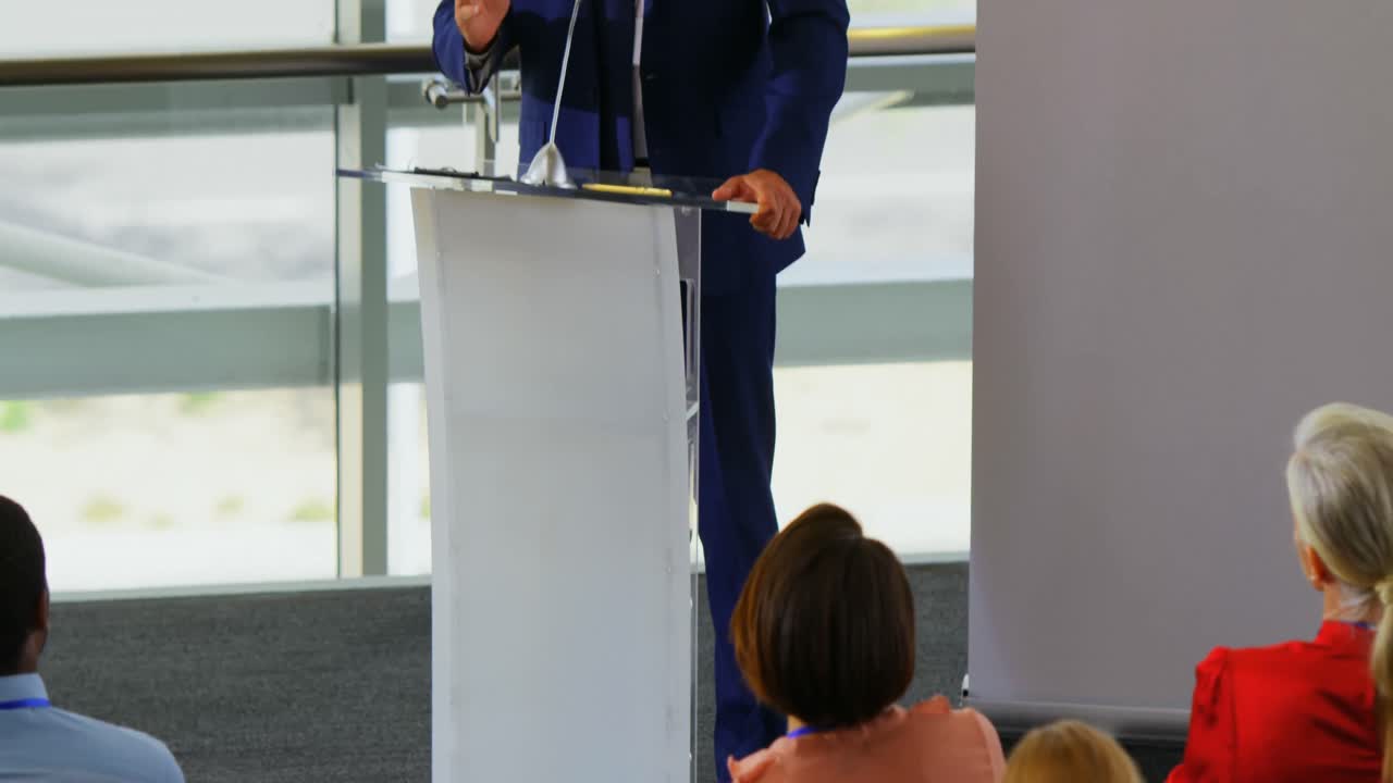 orador masculino hablando en el seminario de negocios 4k