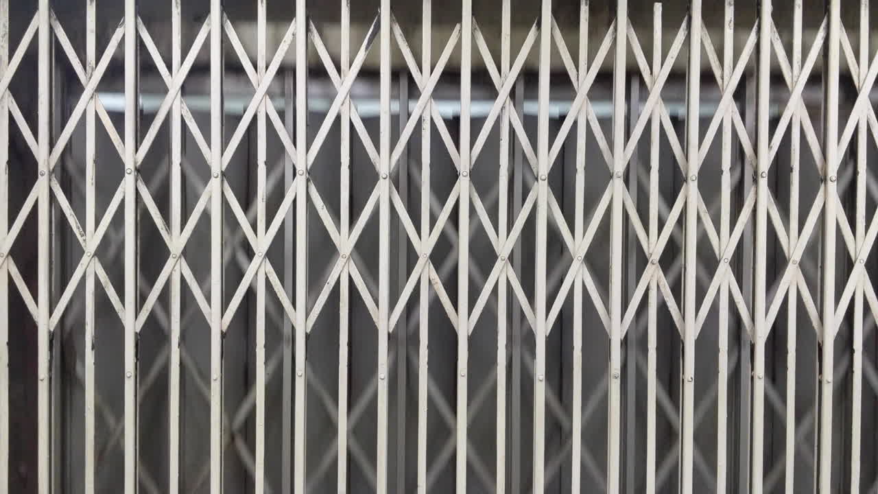 лифт в стиле ретро с ручной дверью спускается вниз внутри здания в гонконге