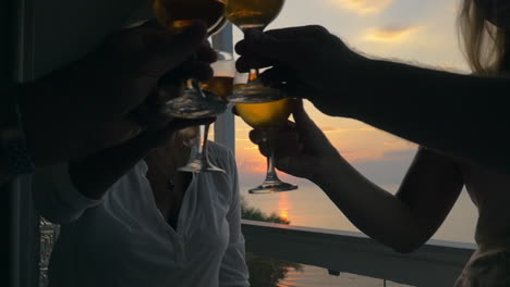 Gente-Tintineando-Copas-De-Vino-En-Celebración