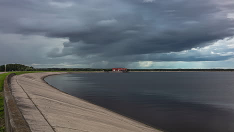 Gewitterwolken,-Die-Sich-Am-Himmel-über-Dem-Stausee-Bewegen