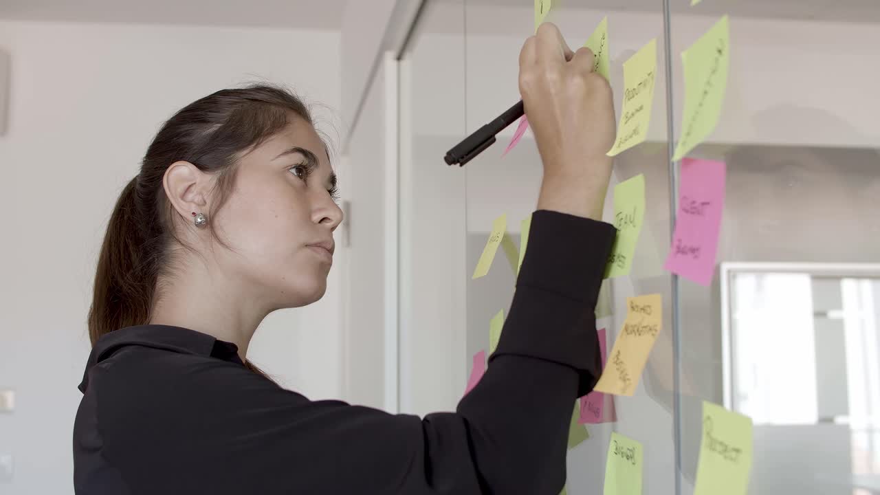 gerente femenina seria con traje, preparando la presentación