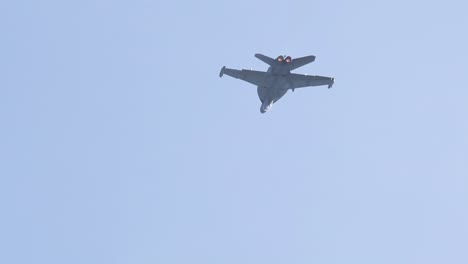 el avión de combate f-18 hornet en una exhibición aérea muestra el seguimiento de la maniobrabilidad