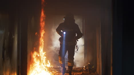 bombero en acción durante un incendio en un edificio