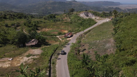 Fahrzeug-Fährt-Tagsüber-Auf-Der-Landstraße-Auf-Der-Insel-Sumba,-Indonesien