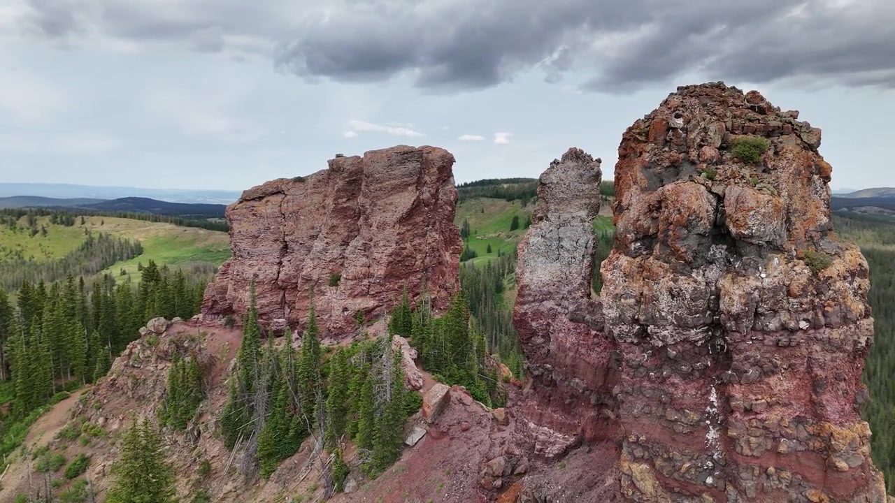 Droneoptagelse af Rabbit Ears Pass Peak, en naturskøn klippeformation i Colorados landskab, USA