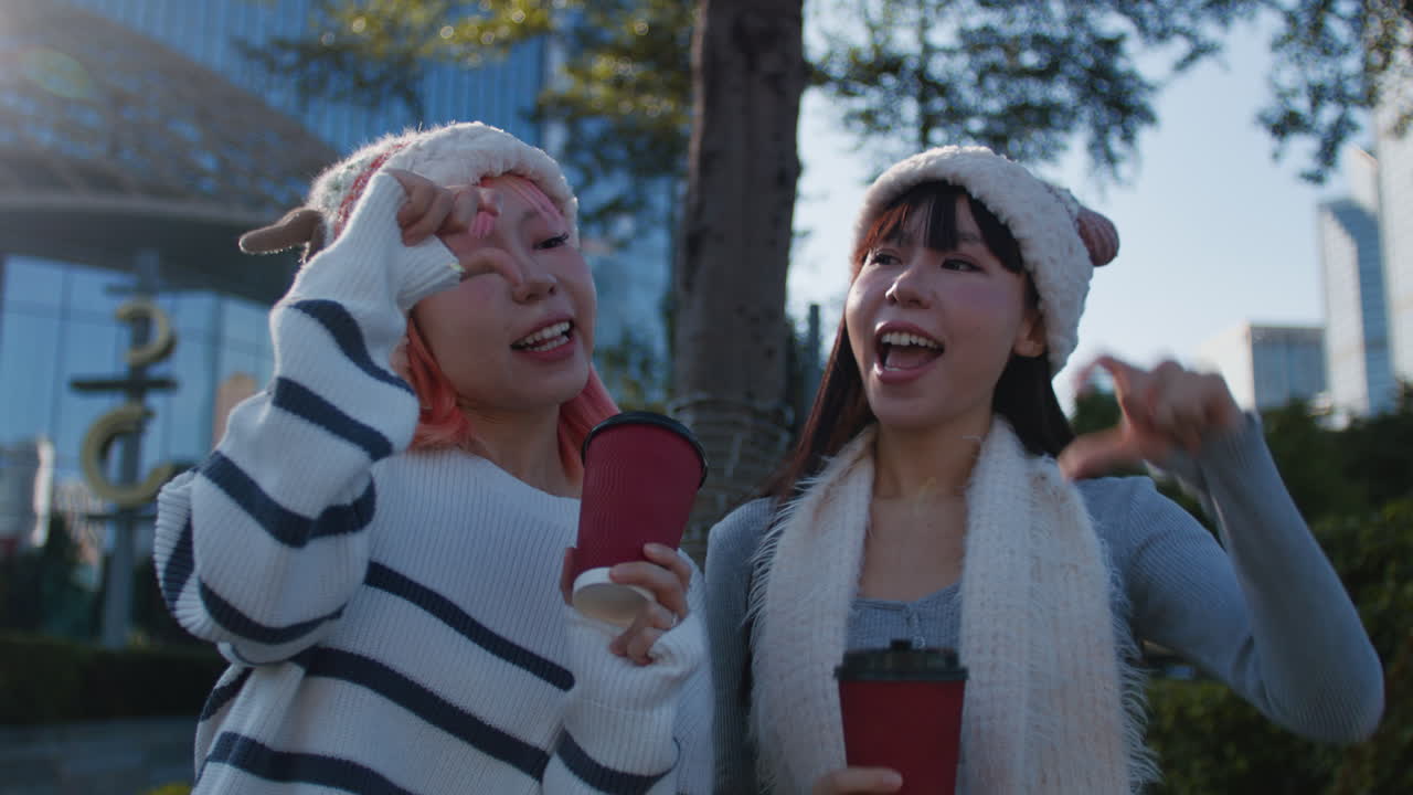 두 친구 가 야외 에서 커피 를 마시고 있다