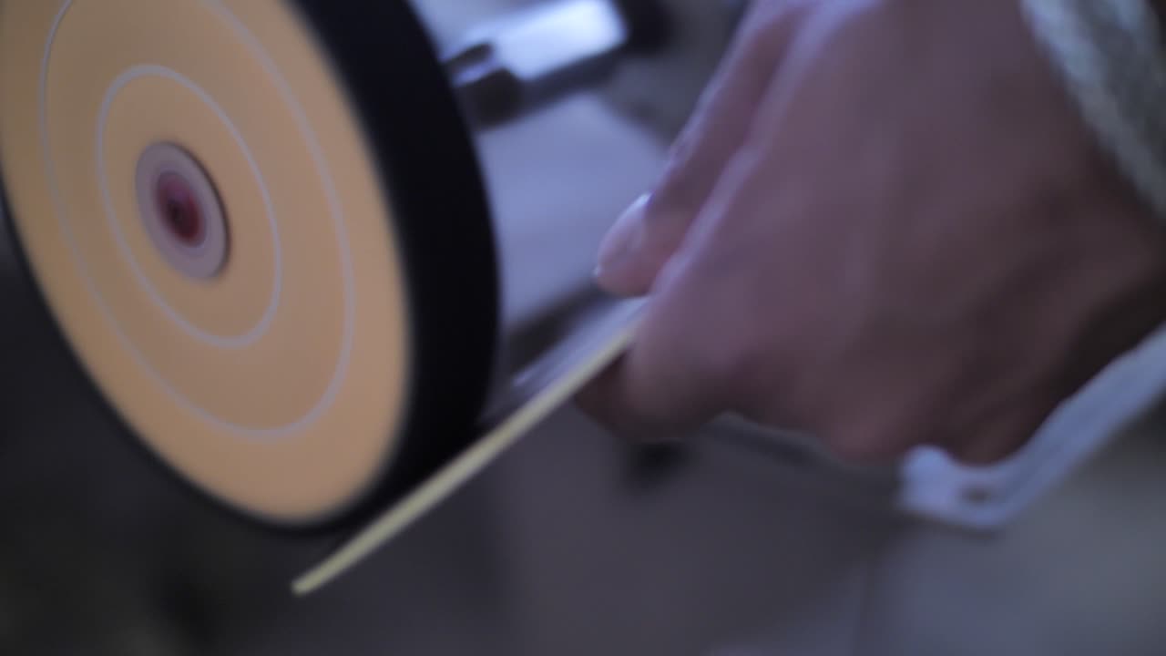 벤치 밀러로 작은 목재 부품을 손으로  ⁇ 는 것