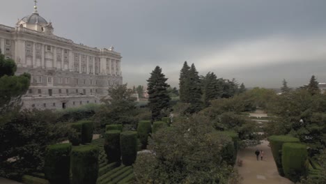 jardines de sabatini en la zona del palacio real en madrid