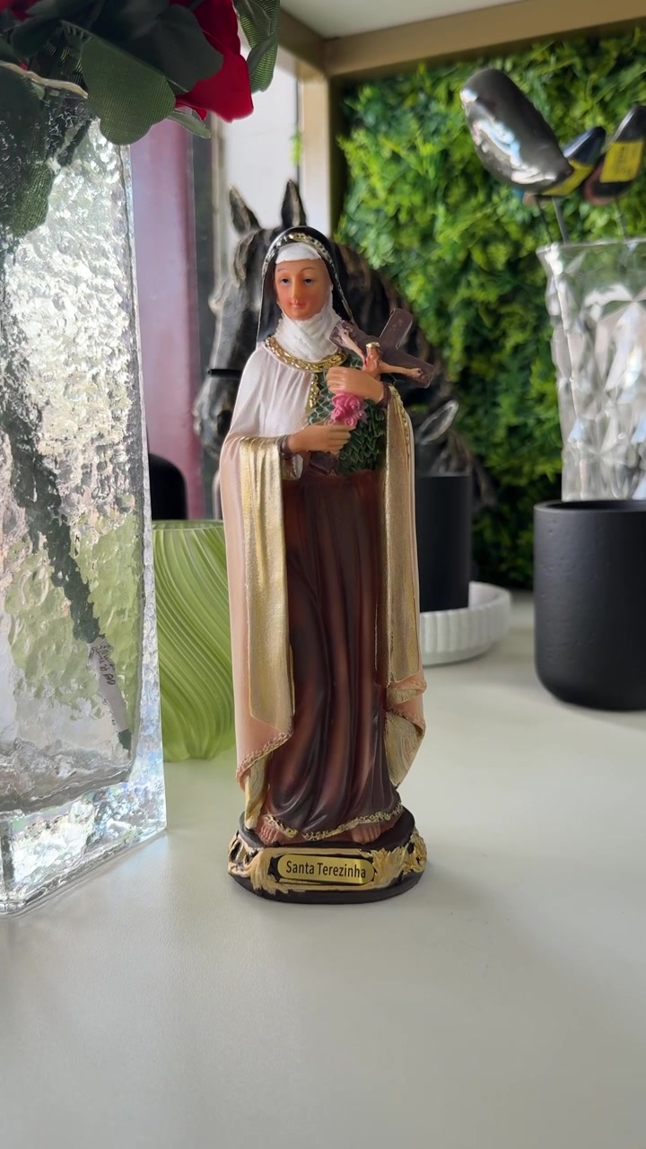 Statua di Santa Teresa di Lisieux su un tavolo