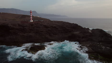 Sonnenuntergang-Am-Sardine-Point-Lighthouse,-Galdar,-Große-Kanarische-Inseln:-Küstenschönheit-Von-Oben