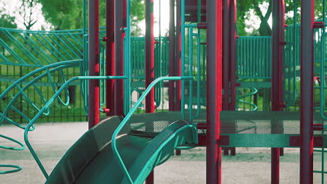 concepto para evitar los patios de recreo públicos por los niños durante la covid-19