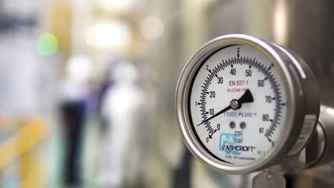 medidor de presión industrial en una instalación de fabricación