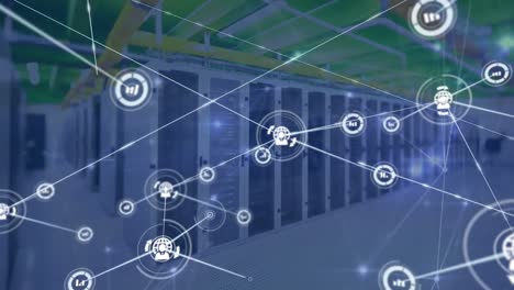 animación de la red de iconos de comunicación y procesamiento de datos a través de la sala de servidores informáticos
