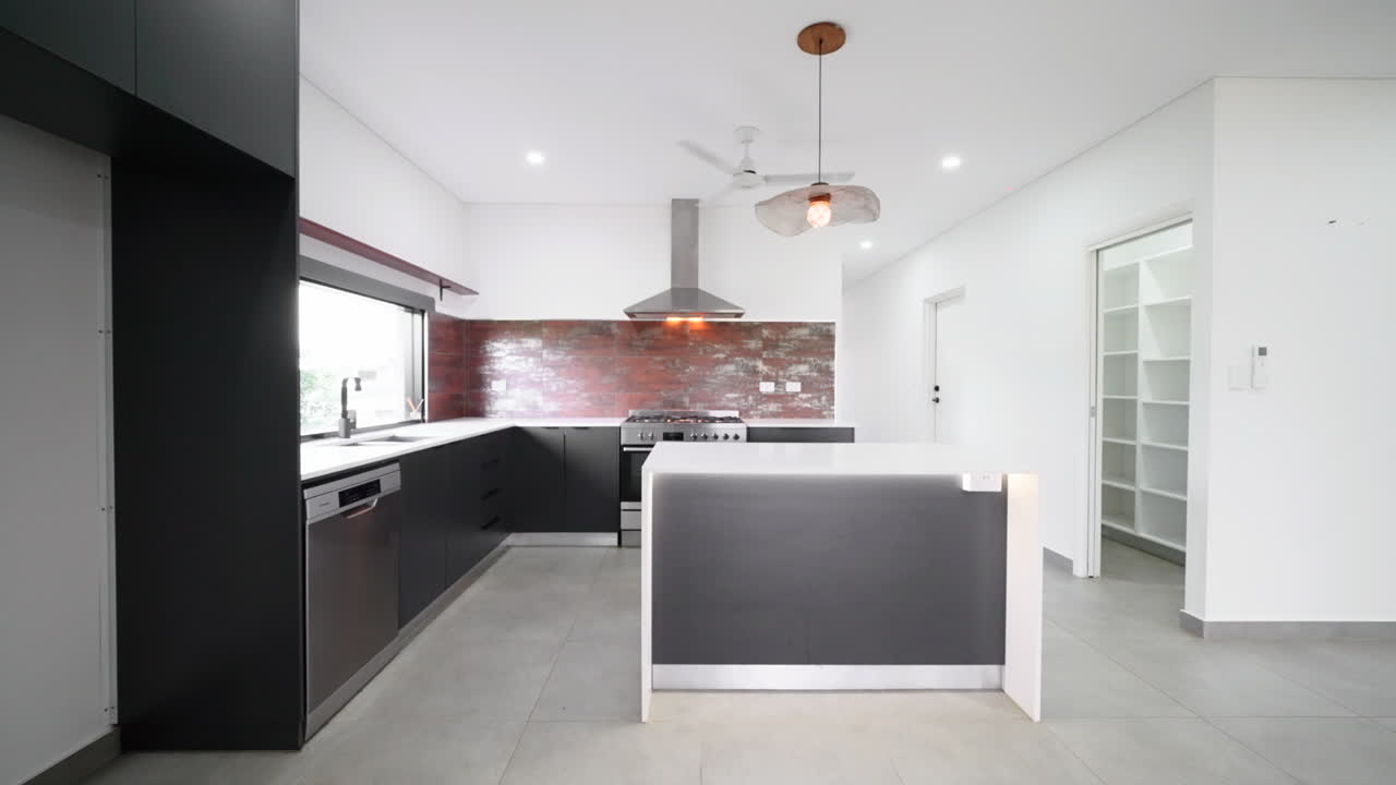 Movimento de câmera (dolly) através de Cozinha, Sala de Jantar e Sala de Estar em Plano Aberto Recém-construída e Vazia com Mobiliário Mínimo