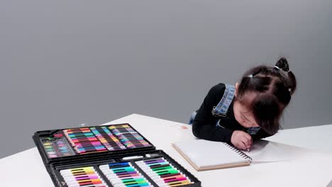 child choosing black pen in the full case for drawing