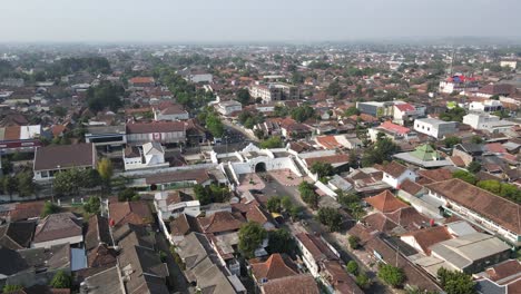 Drohnenaufnahme-Oder-Luftaufnahme,-Plengkung-Gading-Oder-Plengkung-Nirbaya-Ist-Ein-Historisches-Gebäude-Am-Tor-Des-Yogyakarta-Palastes