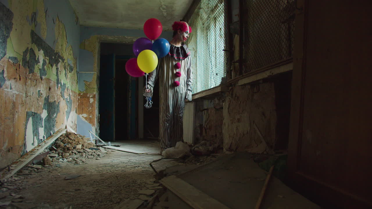 payaso aterrador en una casa abandonada