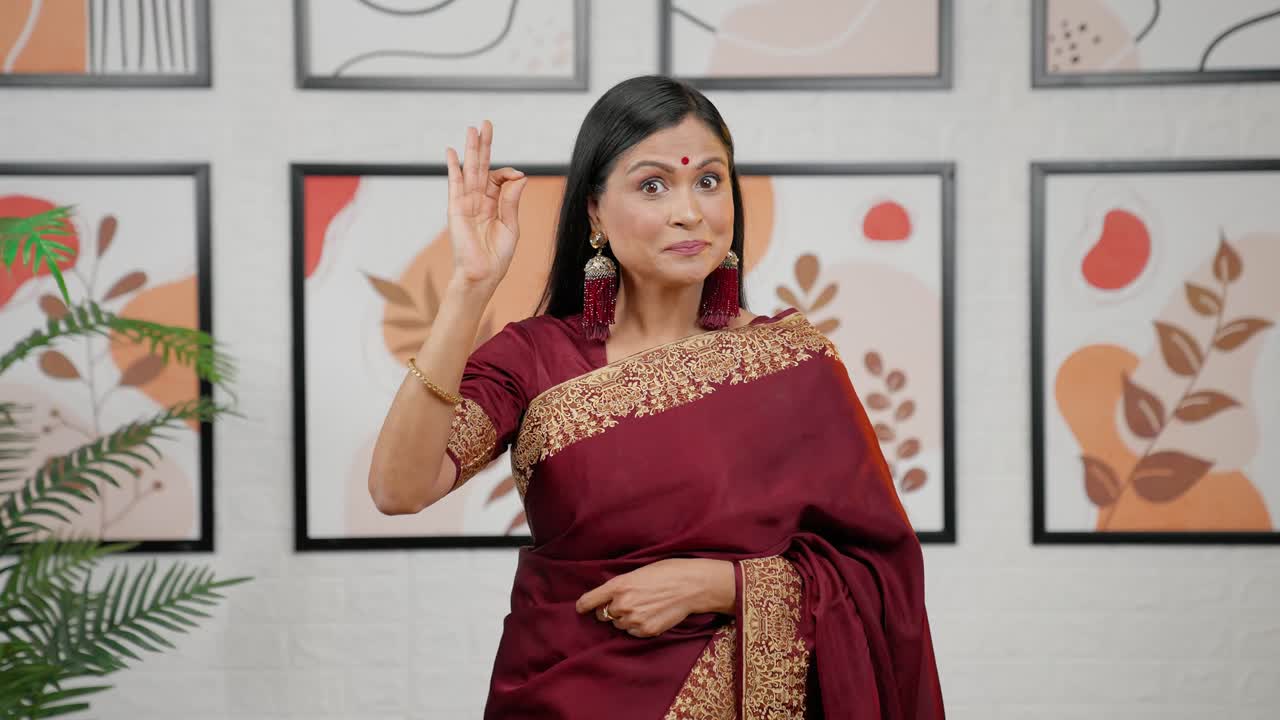 Wanita India menunjukkan tanda oke.