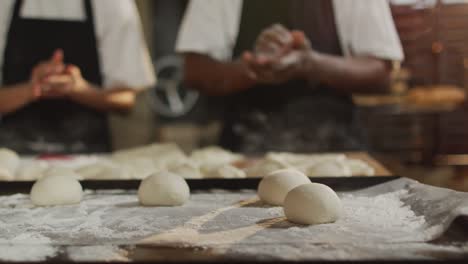 animación de diversas panaderas y panaderos preparando rollos