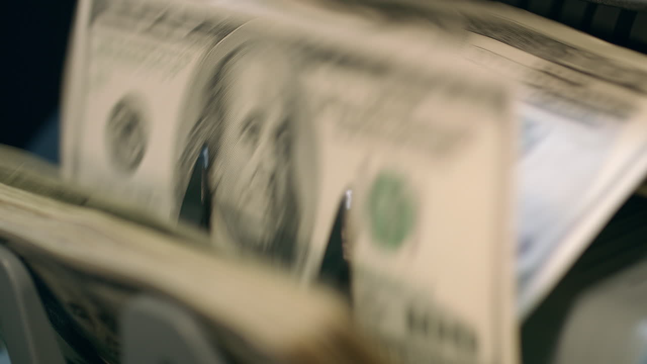 contador de billetes contando billetes de cien dólares. actividad bancaria y comercial