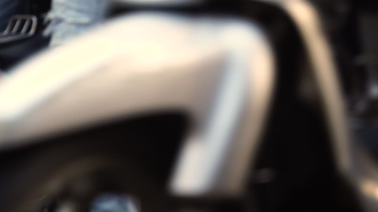 mujer con guantes amarillos cortando pescado fresco en el concurrido mercado vietnamita