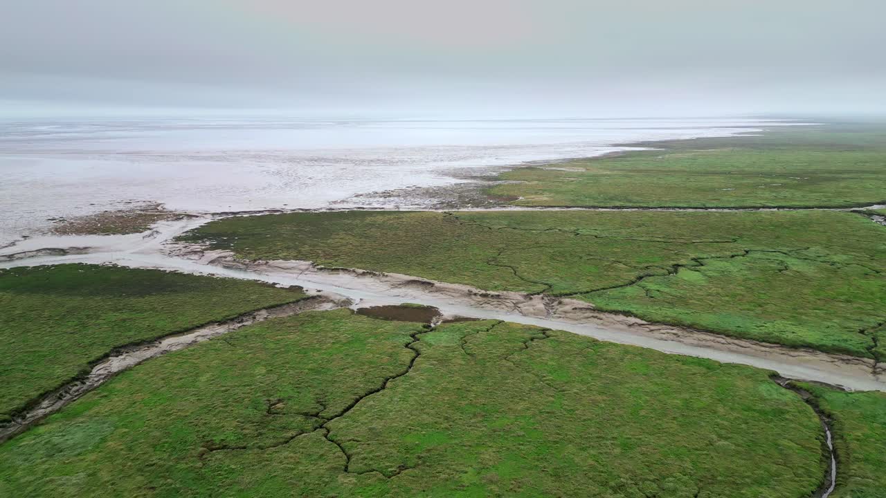 지브롤터 포인트 국립 자연 보호 구역의 해안 항공 영상 지브롤터 포인트는 스케그니스 가장자리에서 워시 어귀까지 남쪽으로 이어지는 때묻지 않은 해안선의 역동적인 스트레칭입니다.