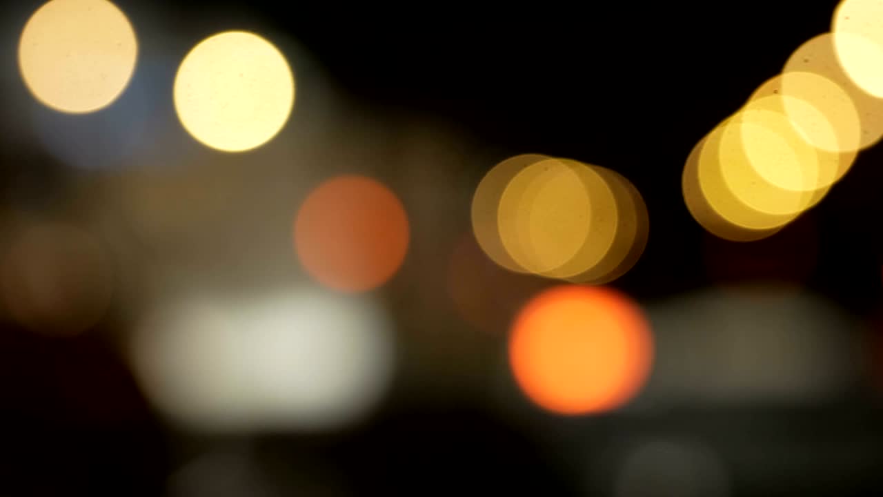 luces desenfocadas calle de los ángeles resumen. fondo borroso de la ciudad. círculos de bokeh en movimiento del tráfico nocturno.