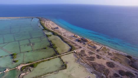 los monumentos y chozas de esclavos de bonaire