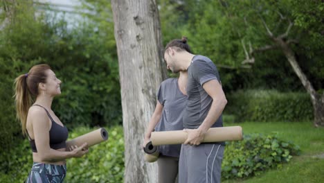 Menschen-Mit-Yogamatten-Im-Park