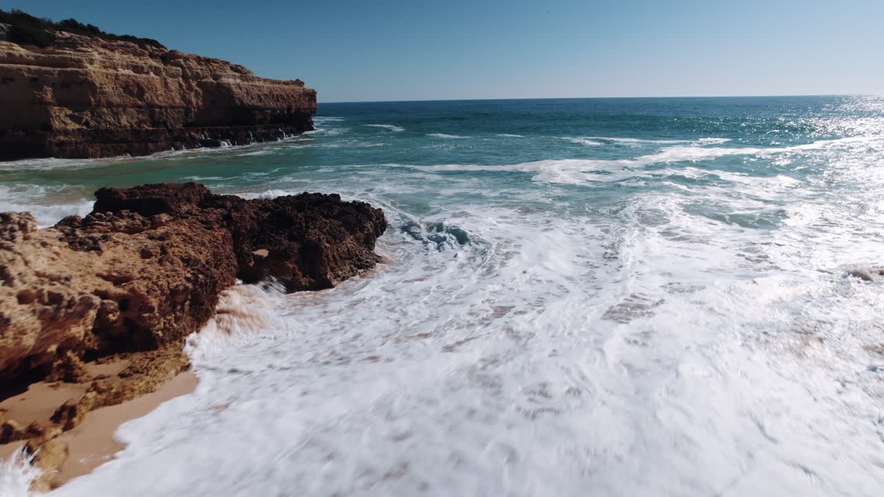 ondas quebrando nas rochas no alba resort no algarve, portugal-3
