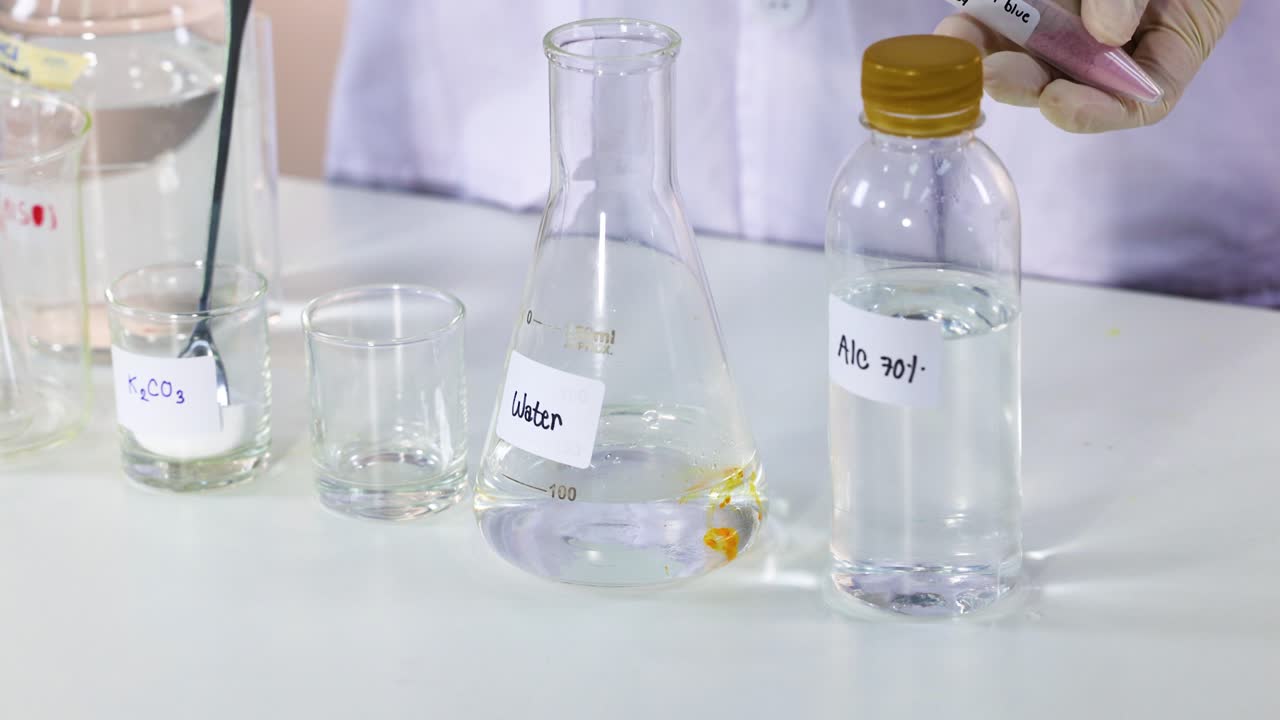 화학 반응은 실험실 환경에서 색을 바니다.