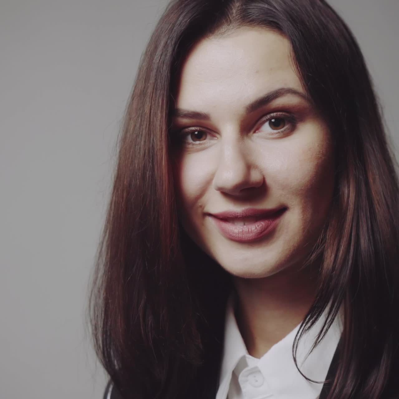 mujer posando en el estudio