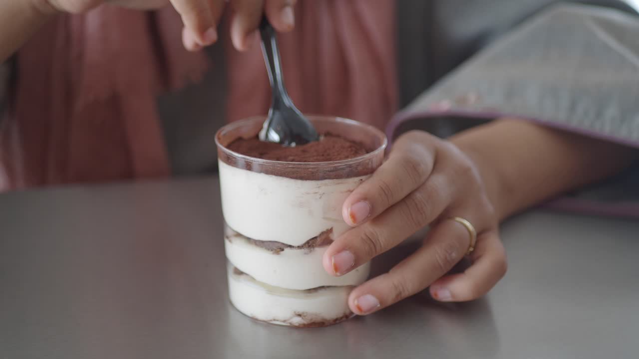 디저트를 먹는 여자