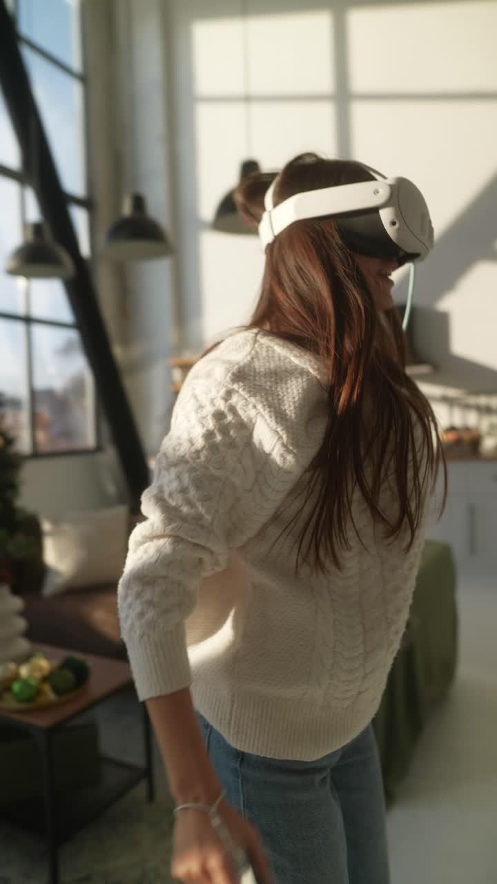 mujer celebrando con auriculares vr y controladores