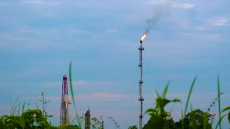 Abfackeln-Von-Begleitgas-Mit-Gasflamme-Im-Turm-Einer-Ölraffinerie