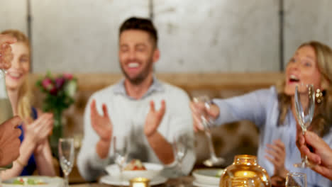 man die champagne serveert aan zijn vrienden aan de eettafel 4k 4k