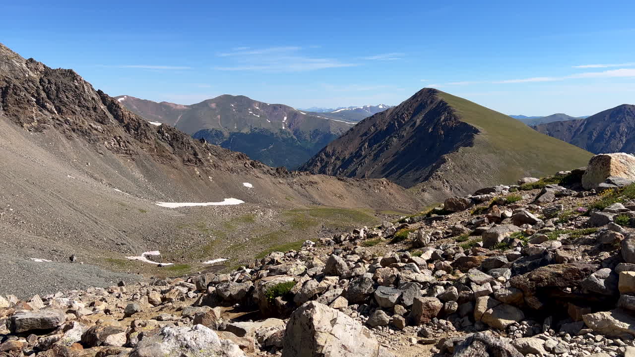 grays y torreys peak trail i70 view fourteener 14er junio julio verano colorado cielo azul montañas rocosas paisaje nieve se derrite división continental temprano en la mañana pan izquierda movimiento lento