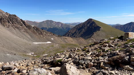 Greys-And-Torreys-Peak-Trail-I70-Ansicht-Fourteener-14er-Juni-Juli-Sommer-Colorado-Blauer-Himmel-Rocky-Mountains-Landschaft-Schneeschmelze-Kontinentale-Wasserscheide-Früher-Morgen-Schwenk-Nach-Links-Langsam-Bewegung-