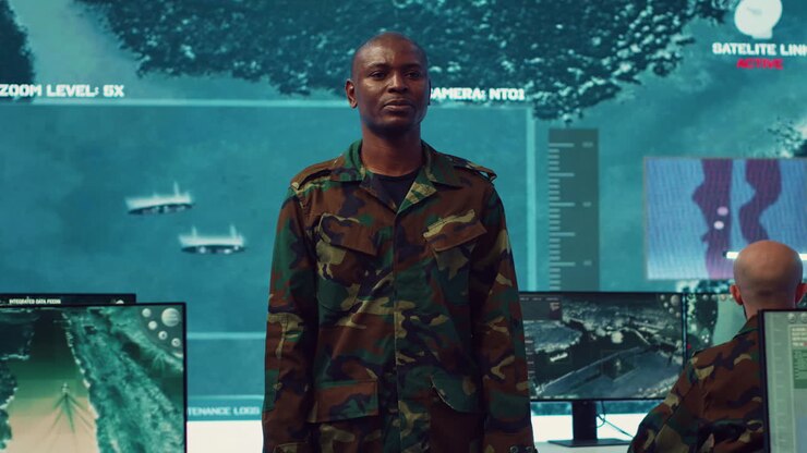 Soldat udfører den militære salut for at vise sin respekt