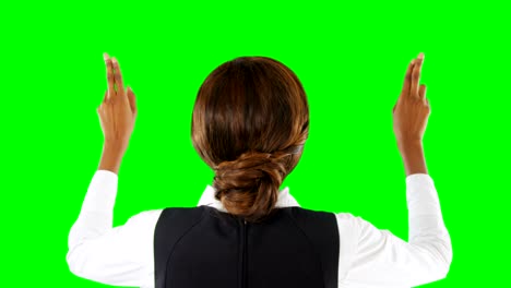 mujer fingiendo usar una pantalla invisible 4k