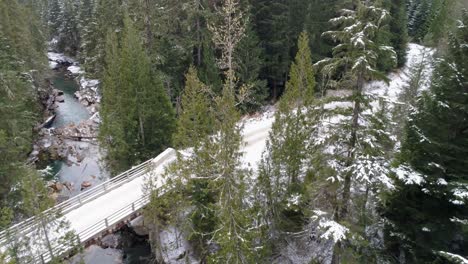 Brücke-über-Den-Fluss-Im-Schneebedeckten-Wald-4k