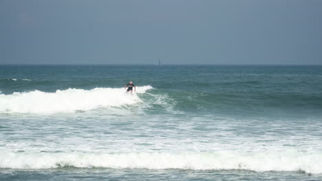 Surfista-Cabalgando-Y-Convirtiendo-La-Ola-Azul-Del-Océano,-Estilo-De-Vida-De-Surf-En-El-Océano,-Deportes-Extremos