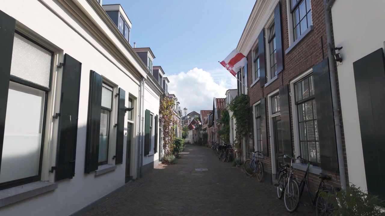 Smal historisk gade i Amersfoort, Holland med cykler og traditionelle hollandske huse