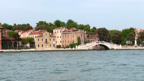 Ricas-Casas-Tradicionales-Venecianas-Frente-Al-Mar-En-Venecia,-Italia