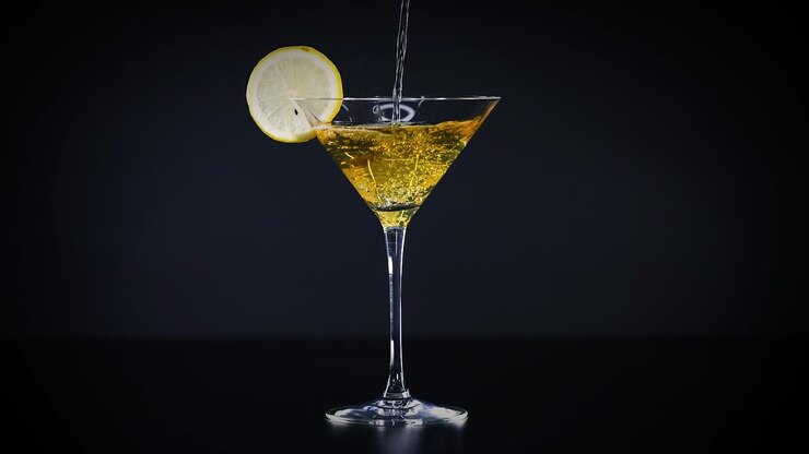 Succo di lime versato in un bicchiere da cocktail